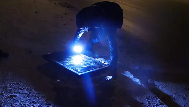 Polisten kaçarken kaza yapan hırsızlar otomobili bırakıp kayıplara karıştı