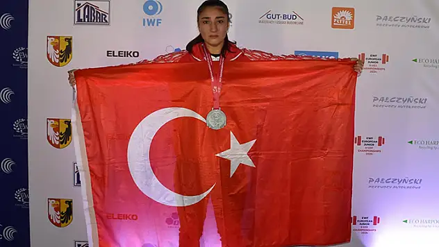 Polonya'daki organizasyonda genç kadınlar 64 kiloda Tuğba Nur Koz, koparmada 88 kilo ile gümüş madalya aldı
