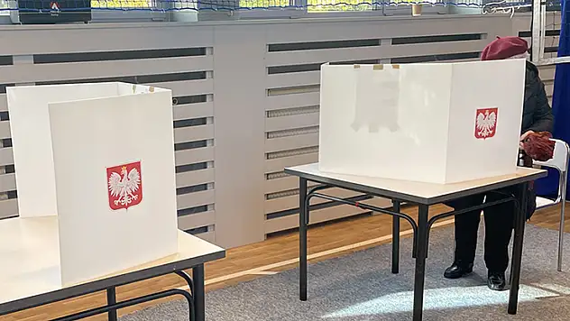 Polonya'da seçmenler, cumhurbaşkanını belirlemek için sandığa gitti