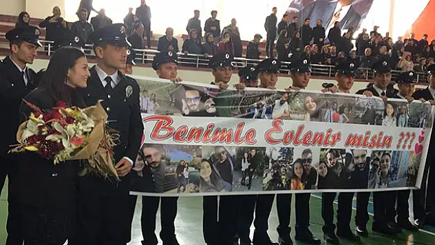 POMEM mezuniyetinde sürpriz evlilik teklifi