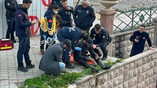 Porsuk Çayı'na düşen şahıs sarkıtılan iple çıkarıldı