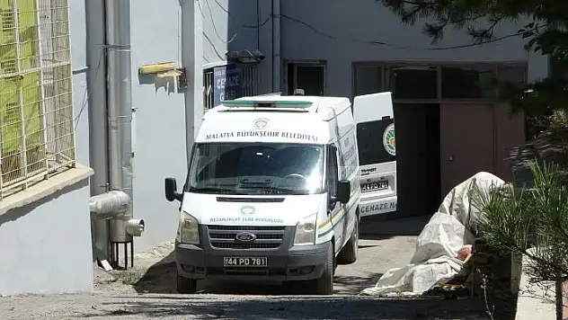 Pres makinesinin arasında kalan işçi öldü
