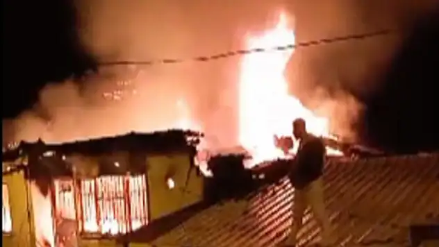 Prizde unutulan şarj aleti yangına sebep oldu panik anları kamerada
