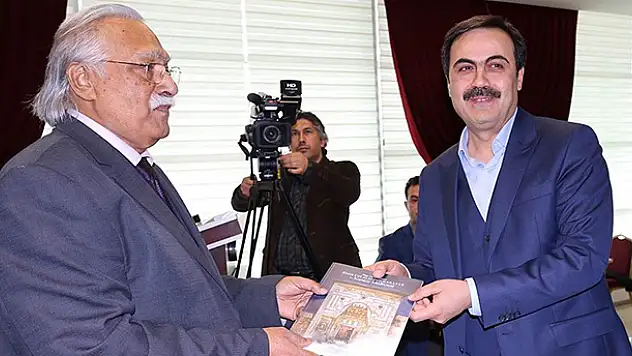 Prof. Dr. Erkan Türkmen kitabını imzaladı