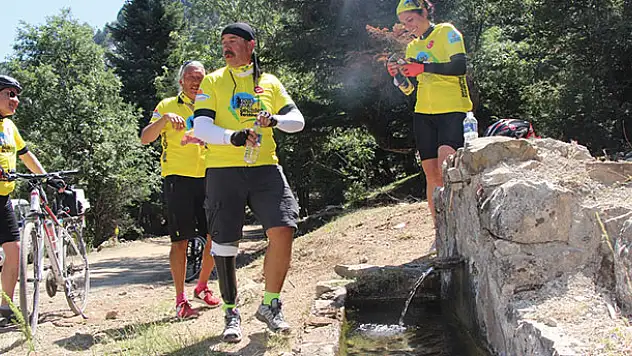 Protez ayağı ile 890 kilometre pedal çevirerek bisiklet festivaline katıldı