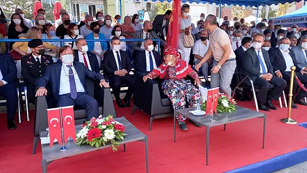 Protokolde 'Teyze' krizi! 'Ben burada oturacağım'
