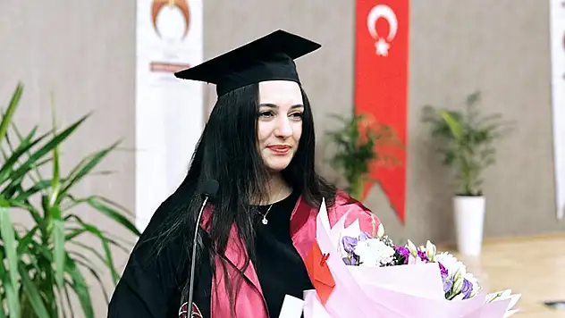 Psikolog Büşra Öztürk Mert diplomasını aldı