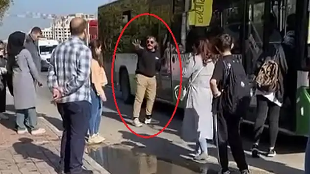 Psikolojisinin bozulduğunu söyleyen şoför,  yolcuları otobüsten indirdi
