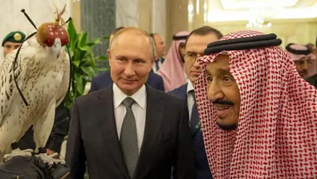 Putin'in Kral Selman'a hediye ettiği kuş halıya pisledi