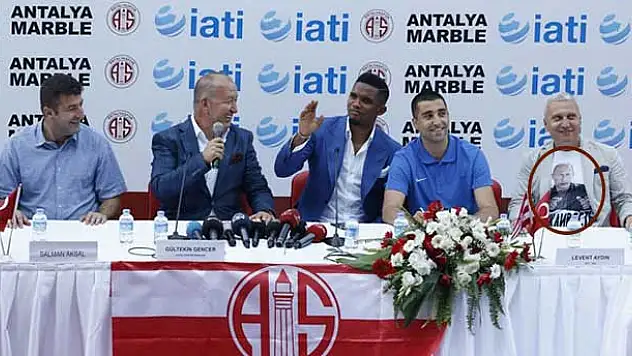 Putin tişörtü giyen konsolos görevden alındı