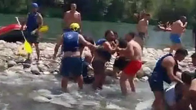 Rafting merkezinde can yeleği giyme tartışması kürekli kavgaya dönüştü