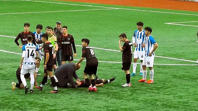 Rakibiyle çarpışan genç futbolcu bilincini kaybetti
