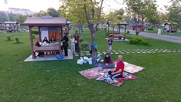 Ramazan akşamlarının coşkusu Karatay'ın parklarında yaşanıyor