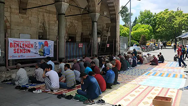 Ramazan ayının ilk cuması vatandaşlar camiye akın etti