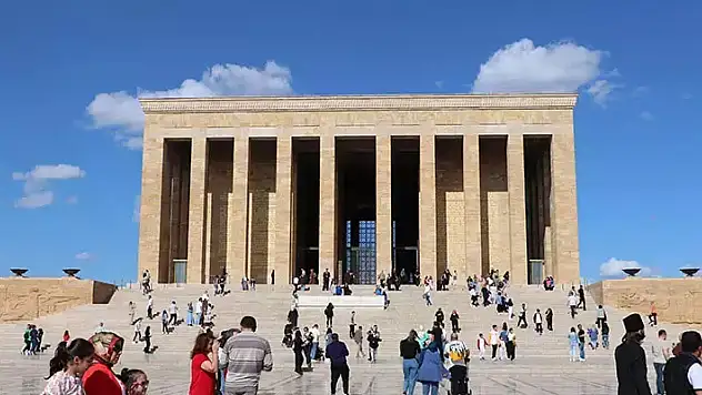 Ramazan Bayramı tatilinde Anıtkabir'e ziyaretçi akını
