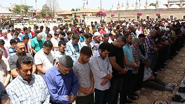 Ramazan'ın son cuma gününde camiler doldu taştı