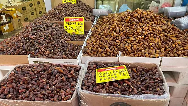 Ramazan'ın vazgeçilmezi hurma tezgahlarda yerini aldı
