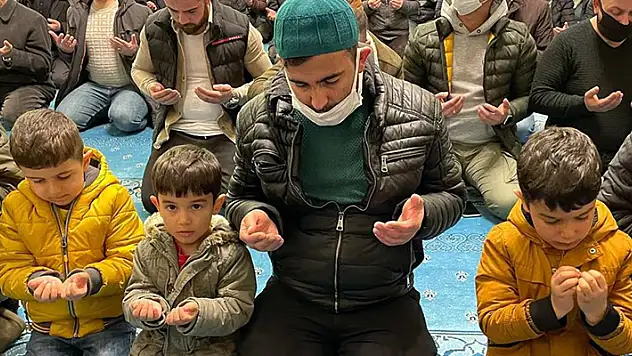 Ramazanın müjdecisi Berat Kandili dualarla idrak edildi
