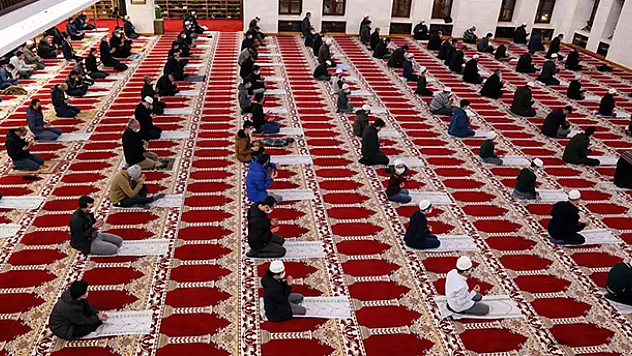 Ramazanın müjdecisi Berat Kandili idrak edildi