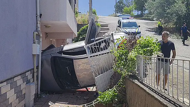 Rampa aşağı kayıp ağaca çarpan otomobil apartman girişinde devrildi: 5 yaralı