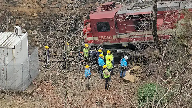 Raydan çıkan tren için kaldırma çalışması, ekipler vagonlar ile gidiyor

