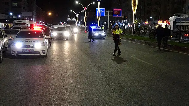 Refüjdeki demirlerden atlayıp, yolun karşısına geçmek isterken canından oldu 
