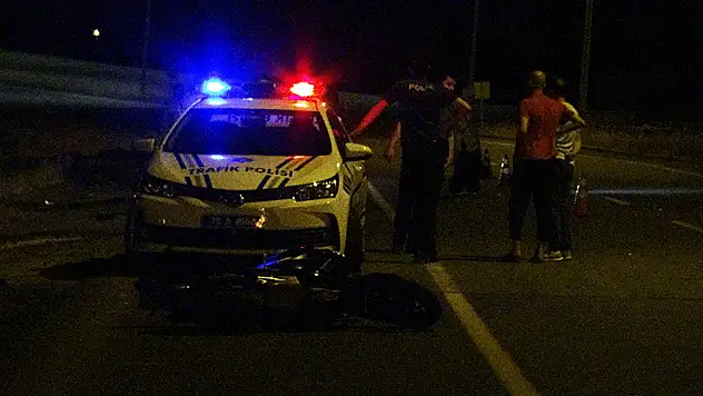 Refüjdeki direğe çarpıp bacağı kopan motosiklet sürücüsü öldü