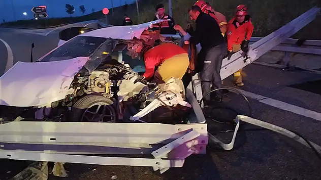 Refüje çarpan araç perte çıktı: Aynı aileden 1 kişi öldü, 3 kişi yaralandı
