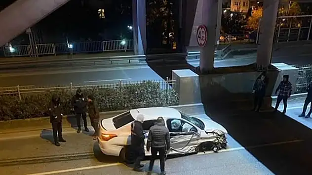 Refüje çarpan otomobildeki 2 arkadaş öldü

