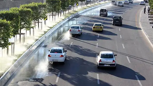 Refüjlerdeki hatalı sulamalar motosikletlilere tehlike saçıyor
