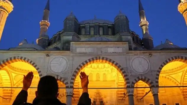Regaip Kandili'nde eller dua için açıldı