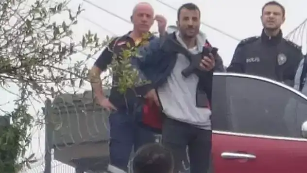 Rehin aldığı ortağını polis gelince bıraktı, tüfekle rastgele ateş açtı
