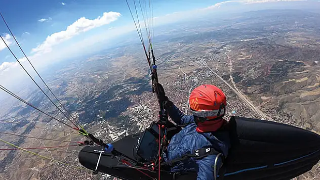 Rekar kırdı! Çorum'dan Konya'ya yamaç paraşütü ile uçup 8 saat 15 dakika havada kaldı
