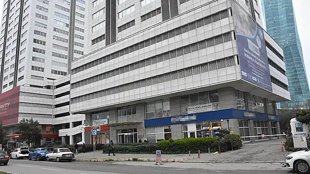 Reklam tabelası asarken düşen 2 işçinin ölümünde vinç firması sahibi ve operatör tutuklandı

