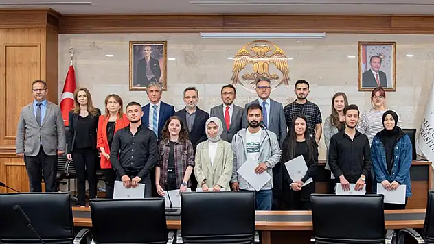 Rektör Aksoy'dan, 'ödül sahibi' genç iletişimcilere teşekkür
