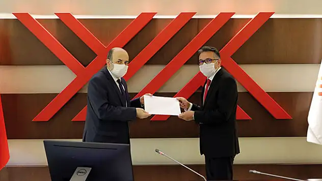 Rektör Aksoy mazbatasını YÖK Başkanı Saraç'tan aldı