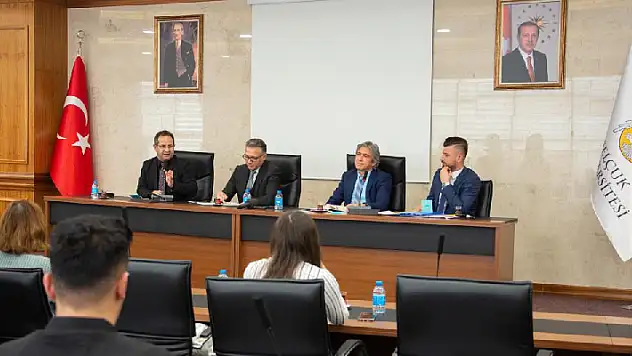 Rektör Aksoy: Önceliğimiz öğrencilerimizin geleceğini düşünmek
