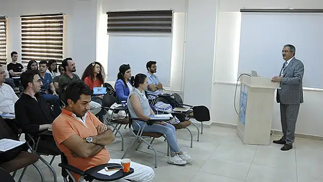 Rektör Şahin'den 'Deneysel Hayvan Kullanımı' dersi