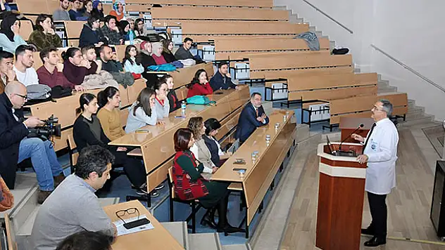 Rektör Şahin, öğrencilere mesleki tecrübelerini anlattı