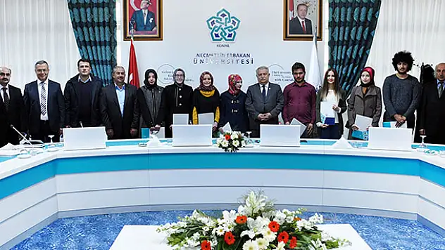 Rektör Şeker, birinci öğrencilere YÖK'ün tebrik mektubunu takdim etti