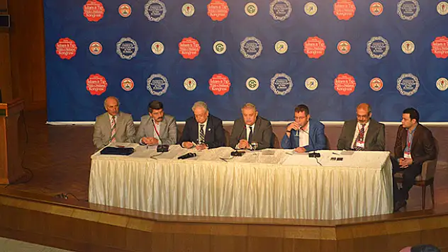 Rektör Şeker Uluslararası İslam ve Tıp Kongresi'ne Katıldı