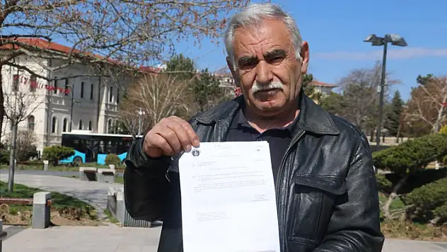 Resmiyette, tanımadığı 6 kişi ile aynı evde yaşıyor
