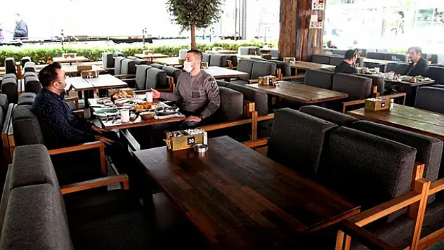 Restoran ve kafelere korona yasağı geldi! Bugünden itibaren sadece paket servis yapabilecekler