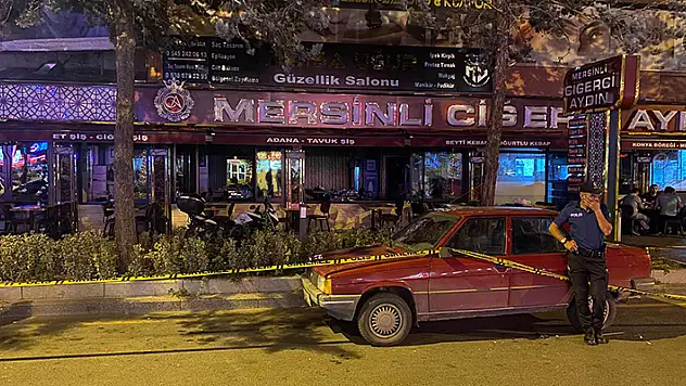 Restoranda akrabalar arasında silah ve bıçaklı kavga: 3 yaralı
