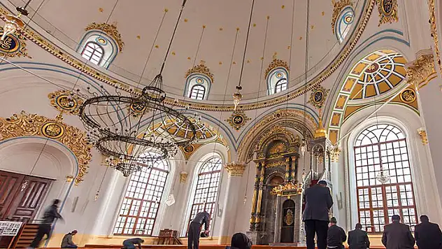 Restorasyonunda kilo kilo altın kullanılan cami