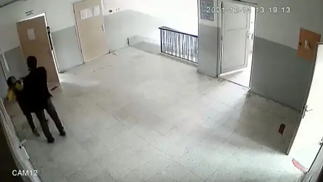Rezalet görüntüler! Aksaray'da öğretmenden, öğrenciye tokat ve yumruklu dayak kamerada

