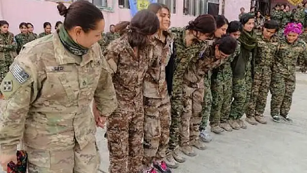 Rezaletin resmi! Terörist halayının başını çekti!