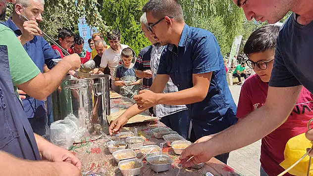 Ribat Eğitim Vakfından aşure dağıtımı