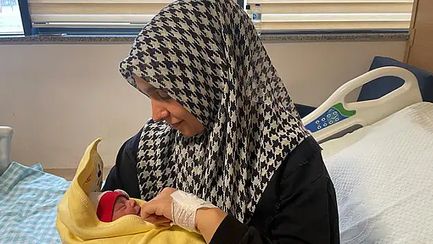 Riskli gebeliğine rağmen depremzedeleri düşünerek ambulans yerine aracıyla Konya'ya geldi
