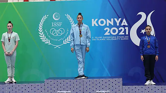 Ritmik jimnastik çember aletinde zirve Özbek Ikromova'nın

